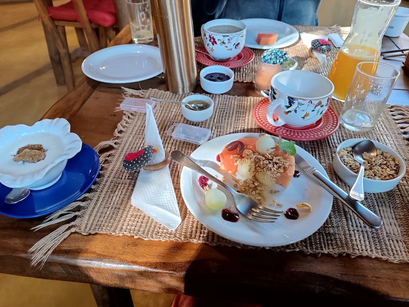 Prato de frutas com granola e mel no café da manhã